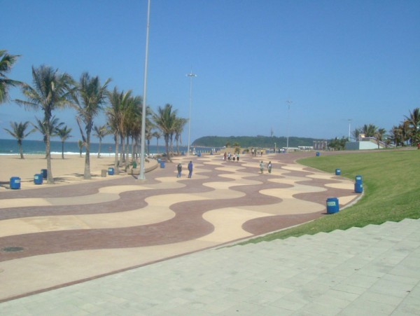 Fot. Lafarge Nadmorska promenada w Durban, RPA - dzięki plastyczności betonu kolorowego Lafarge uzyskano efekt kolorowych fal