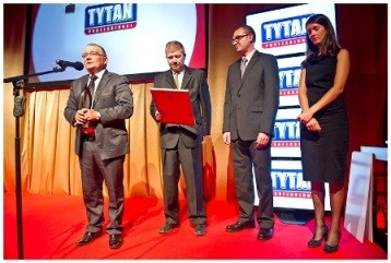 Gala PremiumBrand Warszawa 15.06.2011, od lewej Prezes Andrzej Ulfig dziękuje za przyznanie wyróżnienia Fot. Selena SA