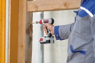 Akumulatorowa wkrętarka udarowa marki Kress ułatwia pracę w trudnodostępnych miejscach, fot. Lange Łukaszuk
