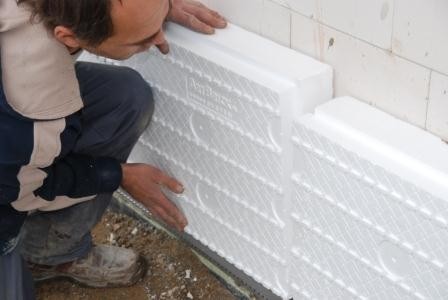 Przyklejanie płyty ArtBrick metodą mijankową Fot. ArtBrick