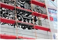 Znany Holenderski artysta street art-owy pozdrawia na zdjęciu z rusztowania. Fot. Selena SA