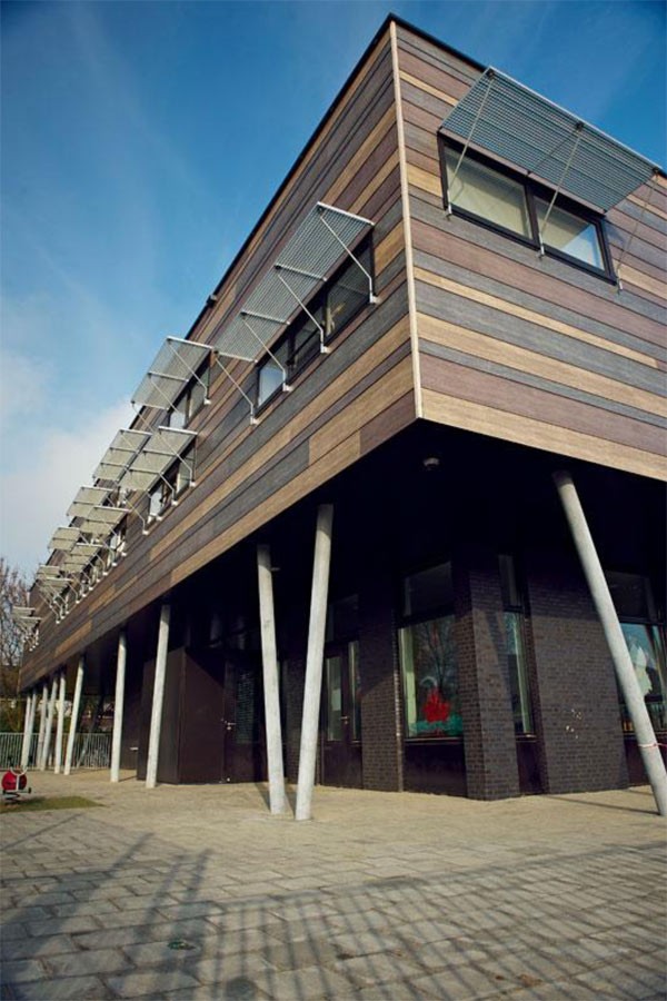 Fot. 3. Dzięki naturalnemu wyglądowi Rockpanel Woods, budynek sprawia wrażenie domu na drzewie