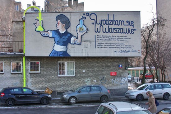 Mural otwierający obchody Roku Marii Skłodowskiej-Curie 2011, zaprojektowany pod fasadę biblioteki na warszawskim Powiślu. Praca została zrealizowana w grudniu 2010 roku. Elementem uzupełniającym jest wykorzystanie architektury budynku do instalacji 3D. fot. Good looking studio: www.goodlooking.pl
