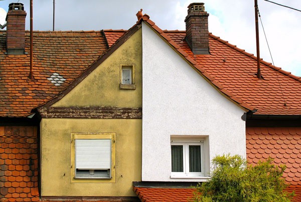 Nie ma wątpliwości, która część domu lepiej przetrwa zawieruchę i śnieg. Fot. Shutterstock