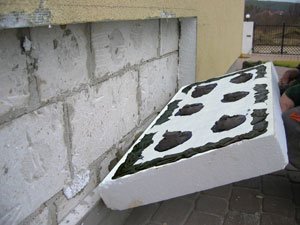Wklejenie nowego fragmentu styropianu. Zaprawę klejącą nanosi się na płytę metodą pasma obwodowego i placków. 