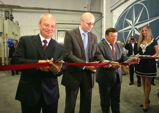 Wstęgę przecinają (od lewej): Romuald Matiukiewicz, prezes TAJFUNA, Henryk Siodmok, prezes GRUPY ATLAS, i Borys Koziołkow, mer Grodna.