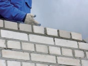 Fot. Lafarge. Ściany warstwowe muruje się na pełną spoinę pionową i poziomą.