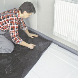 Przed wylaniem podkładu podłogowego płyty izolacyjne ze styropianu należy zabezpieczyć folią budowlaną. Dylatacja brzegowa przy ścianach uchroni przed przenoszeniem dźwięków z podłogi na inne elementy. Fot. ATLAS