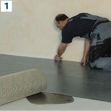 1. Podkład stabilizujący należy układać luźno, równolegle do późniejszego kierunku układania warstwy wykładziny. Wzajemne przesunięcie brzegów pomiędzy łączeniami podkładu a łączeniami wykładziny powinno wynosić co najmniej 25 cm.