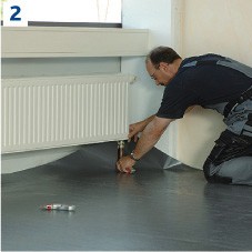 2. Docinając podkład należy zachować co najmniej 3mm odstępu od pionowych elementów konstrukcyjnych takich jak ściany lub ościeżnice drzwiowe. W tych miejscach należy go dokładnie dociąć bardzo ostrym nożem, najlepiej z ostrzem hakowym Mozart firmy WOLFF.