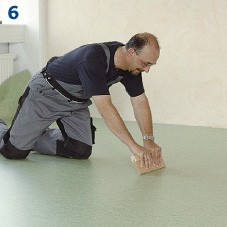 6 Ułożoną wykładzinę należy mocno docisnąć za pomocą płyty korkowej. Do wentylowania i odpowietrzania podłoża zaleca się montaż listew przypodłogowych wentylowanych. Na podkładzie UZIN RR 185 układać można wykładziny tekstylne, wykładziny PCV i CV. Górna granica dla obciążeń punktowych wynosi 3 N/mm2.