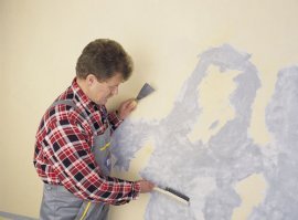 Przed malowaniem renowacyjnym należy starannie przygotować podłoże – starą, źle przylegającą farbę elewacyjną należy usunąć. Fot. ATLAS