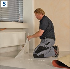 5 Wykładzinę odgiąć do połowy i usunąć papier ochronny z Sigan2. 