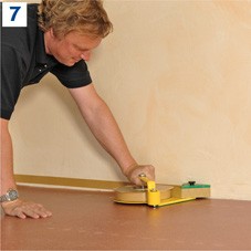 7 Na wykładzinę można wchodzić zaraz po jej przyklejeniu. Potem za pomocą aplikatora należy zamontować na ścianie taśmę cokołową Top Tac 35.
