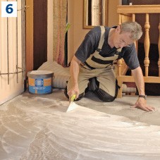 6 Po dostatecznym wyschnięciu powierzchni (ok. 60 minut) należy nanieść klej do wykładzin tekstylnych UZIN UZ 57 szpachlą, której uzębienie dopasowane jest do struktury spodu wykładziny. 