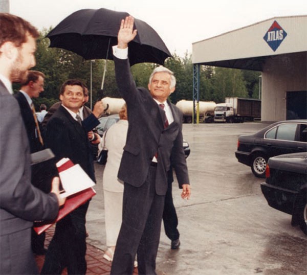 18 maja 2001 roku fabrykę w Dąbrowie odwiedził premier Jerzy Buzek, który wizytował najlepsze firmy w Katowickiej Specjalnej Strefie Ekonomicznej.