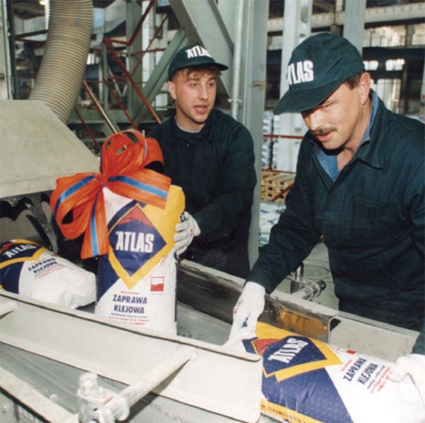 25 maja 1999 roku w zakładzie produkcyjnym w Bydgoszczy z taśmy zszedł miliardowy kilogram kleju.