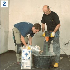 2 Przygotować zalecaną ilość zimnej, czystej wody. Następnie wsypywać do pojemnika w odpowiednich proporcjach cement i kruszywo, cały czas mieszając. Do mieszania należy stosować mieszadło wyposażone w odpowiednią końcówkę. Mieszać do uzyskania wymaganej jednorodnej konsystencji.