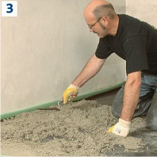 3 Rozrobioną szybkowiążącą zaprawę jastrychową należy sprawnie i szybko rozprowadzić na podłożu.