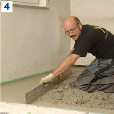 4 Szybkowiążącą zaprawę jastrychową ściągnąć za pomocą łaty.