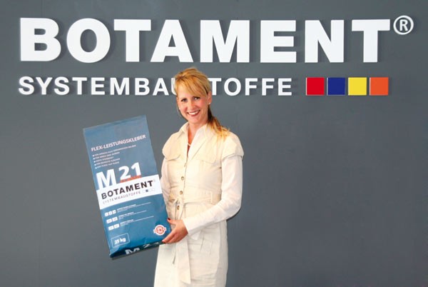 Birthe Bocklet – Kierownik Działu Marketingu Botament w Europie z nowym opakowaniem elastycznej zaprawy klejowej Botament M 21