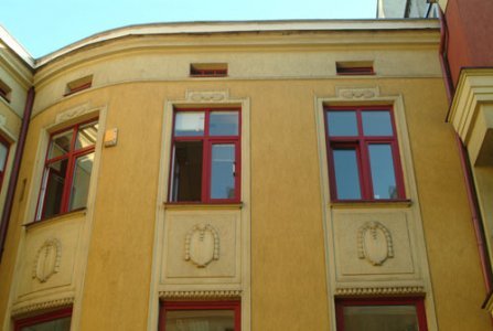 Kolor detali, np. stolarki okiennej oraz rynien ma duży wpływ na wygląd całej elewacji. Fot. ATLAS