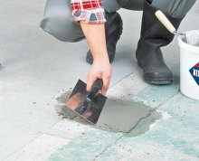 Ubytki należy wypełnić zaprawą, mocno dociskając ją do podłoża, a następnie świeżo nałożoną masę wyrównać do poziomu posadzki. (Fot. ATLAS)