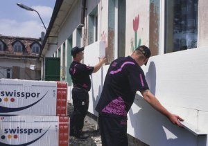 Docieplanie ścian w technologii lekkiej-mokrej przy wykorzystaniu styropianu