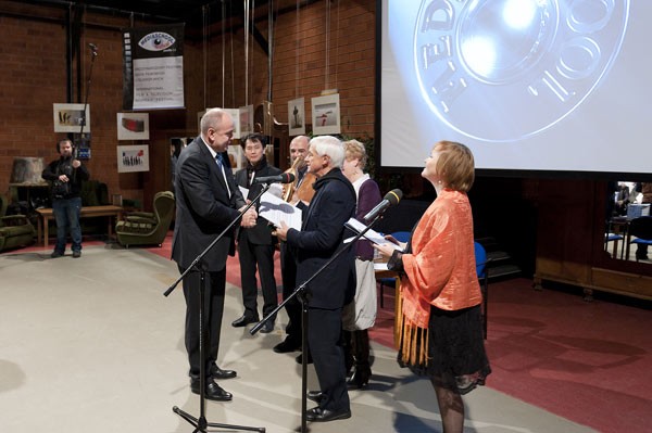 Nagrodę Bociana, w zastępstwie za nieobecną Pascale Brischoux, odbiera z rąk Jacka Michalaka, wiceprezesa ATLASA (z lewej), Andrzej Bednarek, dyrektor festiwalu Mediaschool 2011.