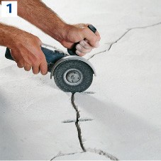1 Małe, wąskie pęknięcia należy najpierw poszerzyć w taki sposób, aby można było łatwo wlewać w nie płynną żywicę. Przy dużych, grubszych pęknięciach przechodzących przez całą grubość jastrychu, należy wykonać (za pomocą szlifierki kątowej) w odstępach co ok. 25 cm poprzeczne nacięcia do 2/3 głębokości jastrychu. Później można będzie włożyć w te miejsca klamry do łączenia jastrychów.