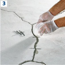 3 W wykonane uprzednio poprzeczne nacięcia, włożyć łączniki faliste firmy UZIN. Następnie zmieszać w odpowiednim stosunku żywicę i utwardzacz (patrz opis na pojemniku i karta techniczna produktu). Przygotować tylko taką ilość mieszanki, jaką można będzie wyrobić zanim zacznie ona twardnieć. Tak przygotowaną żywicą starannie zalać szczeliny.