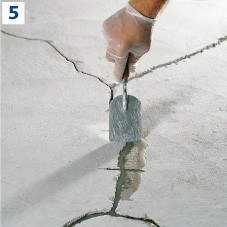 5 Pęknięcie należy całkowicie wypełnić mieszanką żywicy i utwardzacza. Nadmierną ilość żywicy usunąć wąską szpachlą wzdłuż pęknięć wzgl. szczelin. 