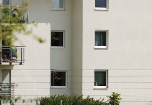 Bonie na elewacjach współczesnych budynków mieszkalnych.