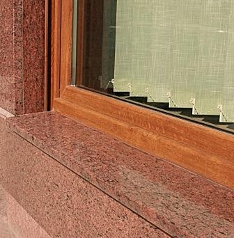 Zewnętrzny parapet z granitowych płyt RR Granity to estetyczne i niezwykle trwałe rozwiązanie. Fot. RR Granity