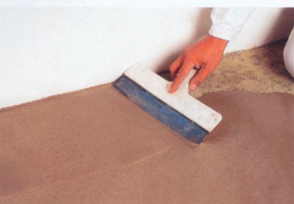 Beton, wylewki cementowe, beton lekki, płytki ceramiczne, powierzchnie malowane. x-plan nakłada się natychmiast po wymieszaniu. Wylana masa rozpływa się samoczynnie, ewnentualnie można wyrównać i rozprowadzić w rogach gładką szpachlą. Grubość warstwy wylewki 2-50 mm. 