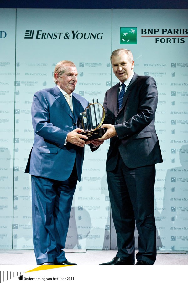 Vic Swerts odbiera nagrodę „Przedsiębiorca Roku 2011” z rąk Premiera Belgii, Yves Leterme fot. Soudal