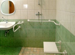 Uchwyty i poręcze muszą być stabilne – przyjmuje się, że powinny utrzymać trzykrotny ciężar osoby korzystającej z łazienki . Fot ATLAS