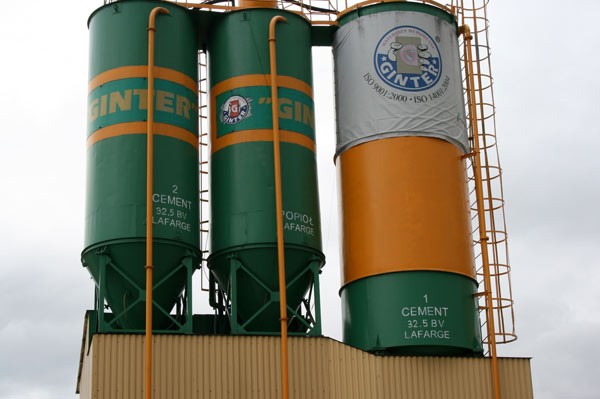 Fot. Lafarge/Ginter Silosy w firmie Ginter połączone z linią produkcyjną umożliwiają magazynowanie dużych ilości cementu Dynamik i kruszyw, a także ich bezpośrednie dozowanie do produkowanych prefabrykatów