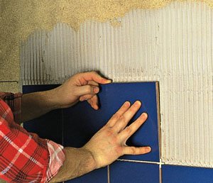 Układanie okładziny ceramicznej na płytach drewnopochodnych. Fot. ATLAS