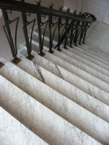 Kamienne stopnie doskonale komponują się z metalową poręczą