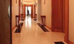 W strefach przejściowych należy wybrać kamień odporny na ścieranie i zarysowanieNie tylko na posadzce