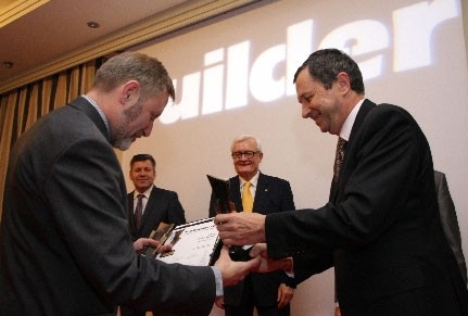 Statuetkę odbiera Adam Masiulanis, dyrektor ds. komunikacji branżowej ATLASA. Fot. R. Baranowski