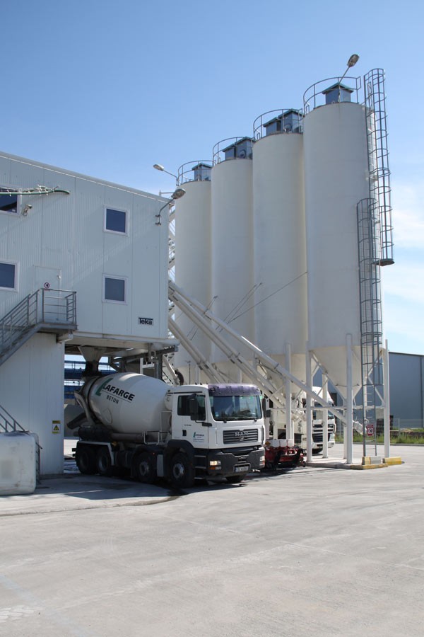 Fot. Lafarge. Gotowa mieszanka z wytwórni betonu jest transportowana bezpośrednio na budowę