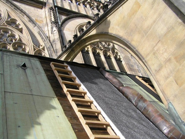 Katedra św. Wita: instalacja membrany budowlanej DuPont<sup>™</sup> Tyvek<sup>®</sup> Metal na dachu kaplicy św. Wacława; zdjęcie DuPont<sup>™</sup> Tyvek<sup>®</sup> Metal, wszystkie prawa są zastrzeżone; photo DuPont<sup>™</sup> Tyvek®.