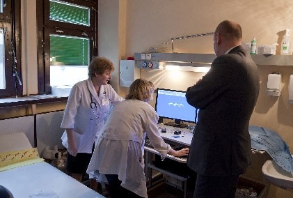Uruchamianie podarowanego sprzętu. Na zdjęciu (od lewej): prof. Jadwiga Moll, kierownik Kliniki Kardiologii ICZMP, dr Magdalena Pierzchała i Jacek Michalak, wiceprezes GRUPY ATLAS. Fot. Dominik Szwemberg