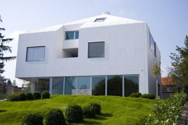 Prywatna willa w Zagrzebiu, Chorwacja (fasada wykonana z zaawansowanego technicznie DuPont<sup>™</sup> Corian®); projekt DVA Arhitekta; zdjęcia Marko Jukic dla DuPont<sup>™</sup> Corian®, wszystkie prawa są zastrzeżone.