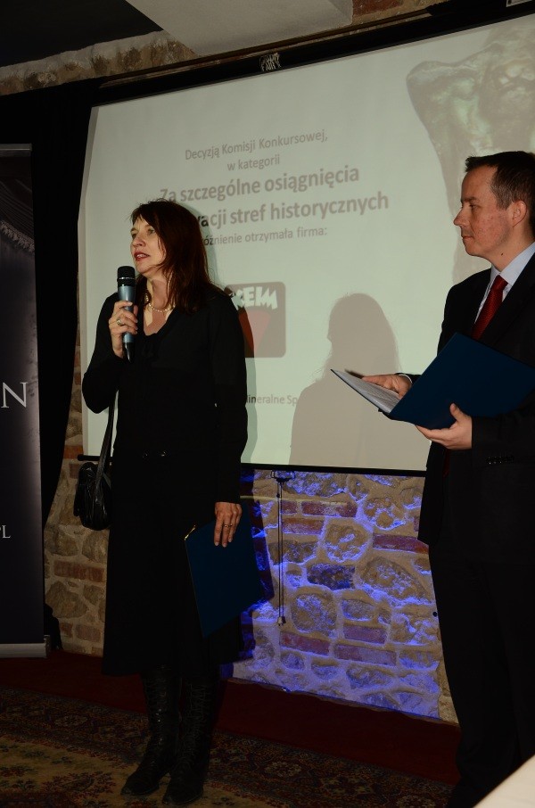 Fot. Wyróżnienie z rąk Sekretarza Jury, pana Jerzego Federowicza odebrała Dorothea Smatloch-Klechowska - Product Manager ds. Konserwacji Zabytków.