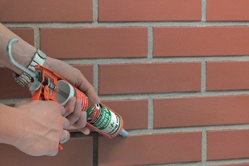 Dzięki swoim doskonałym właściwościom oraz wygodnemu systemowi aplikacji, Spoina do klinkieru i kamienia znacznie skróci czas prac wykończeniowych fot. Den Braven