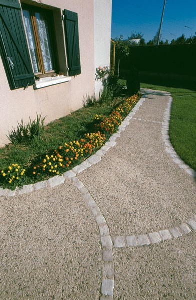 Fot. Lafarge. Betonowe nawierzchnie w ogrodzie to gwarancja trwałości