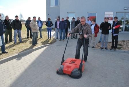 Lange Łukaszuk przeprowadza szkolenia dla swoich partnerów biznesowych tak, aby przybliżyć im ofertę produktową, fot. Lange Łukaszuk